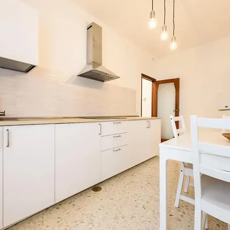 Apartment 2br Per 5 Con Patio Privato - Vicino Centro Naples